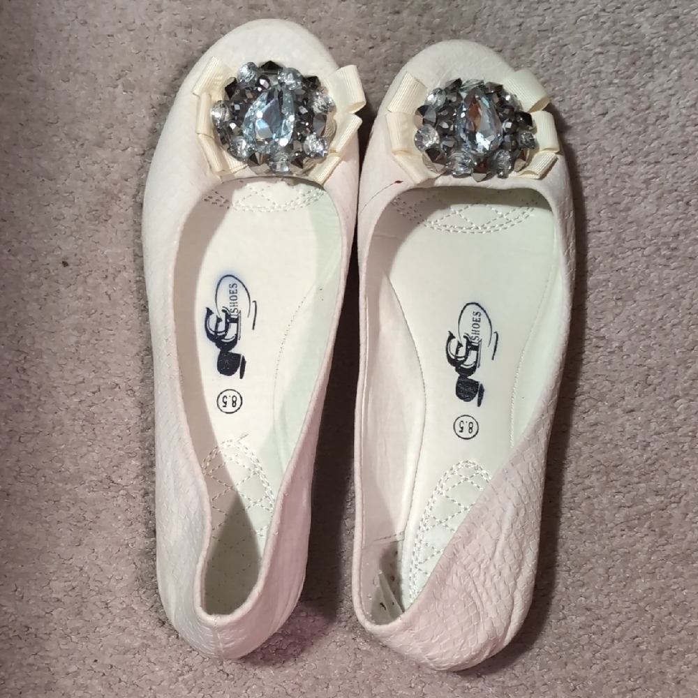 Elegant Cream Flats with Crystal Embellishment